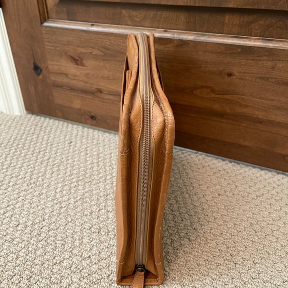 Genuine leather tan portfolio carrier/ organizer - Picture 5 of 16